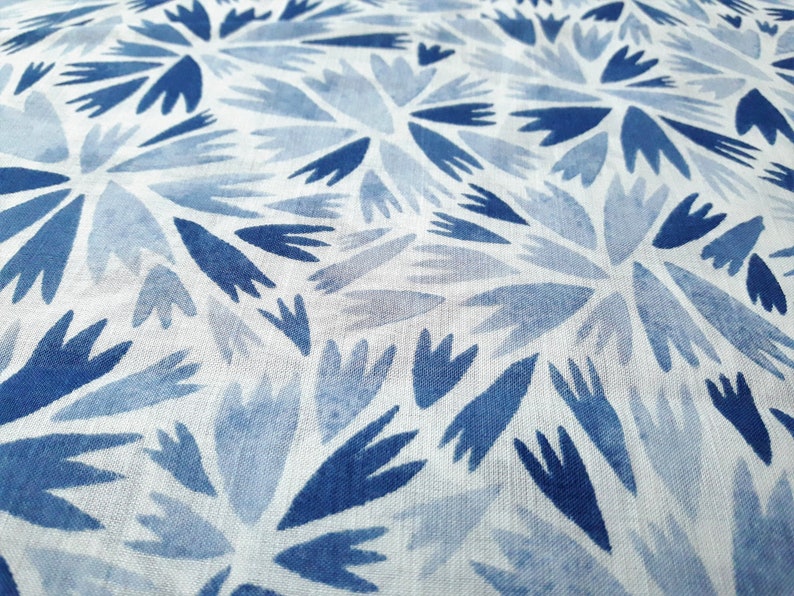 Blue Geometric Organic Cotton Batiste, Lightweight Fabric in blue and white, HELLY, semi sheer, summer fabric, blouse material, by the yard bild 5