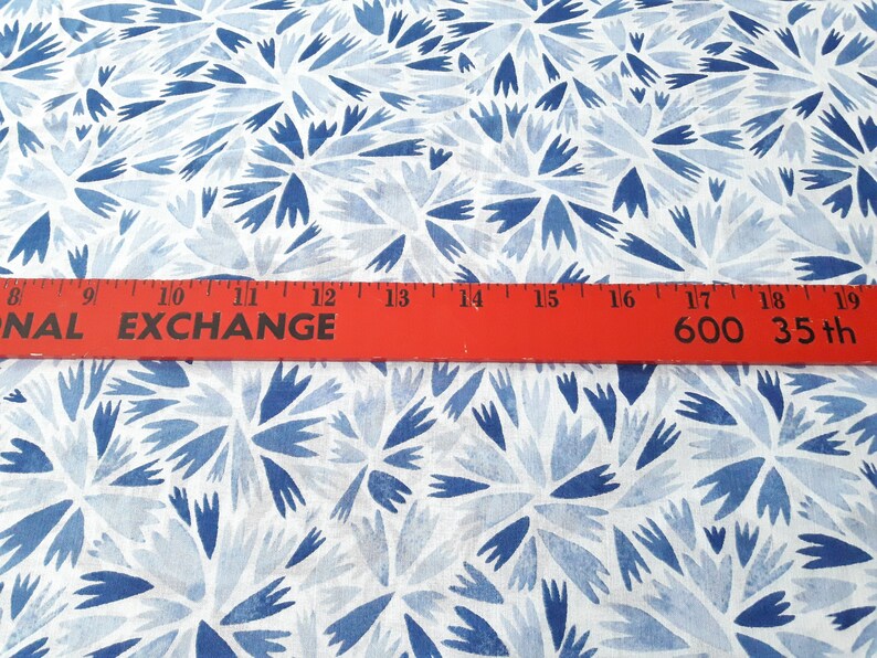 Blue Geometric Organic Cotton Batiste, Lightweight Fabric in blue and white, HELLY, semi sheer, summer fabric, blouse material, by the yard bild 4