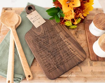 Tabla de cortar personalizada de nogal con receta manuscrita grabada.