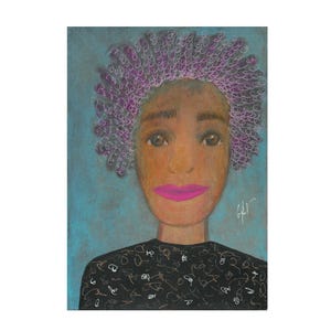 Peut inclure: Portrait coloré d'une personne aux cheveux bouclés violets et aux lèvres rose vif. La personne porte un haut noir avec un motif blanc et gris clair. Le fond est de couleur sarcelle.