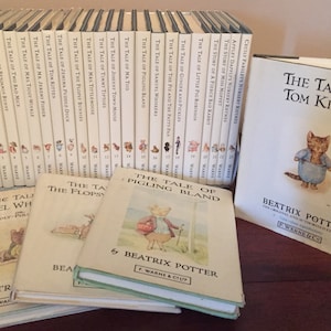 Pode incluir: Uma coleção de 24 livros infantis de Beatrix Potter, com os personagens clássicos Peter Rabbit, Jemima Puddle-Duck e Tom Kitten. Os livros estão dispostos em uma pilha, com as lombadas voltadas para fora. Os livros são todos do mesmo estilo, com um fundo branco e uma ilustração colorida do personagem na capa.