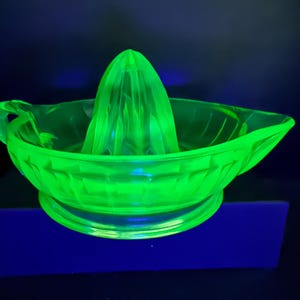 Vaseline Glass, Depression Glass, Uranium Glass, Citrus Juicer / Reamer 1930s  Anchor Hocking