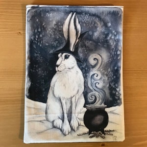 Baraja de oráculo/tarot, bolsa de algodón, velas, joyas - Ilustración de la bruja liebre blanca de Jacqui Lovesey - Halloween, caldero, pagano