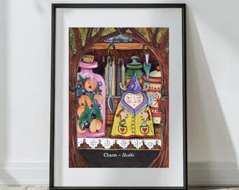 Può includere: Un'illustrazione fantasiosa di una piccola figura con un cappello viola e un cappotto giallo con un cuore rosa sul petto. La figura tiene una piccola tazza gialla e si trova in una stanza di legno con una bottiglia di bacche e altri oggetti sugli scaffali. Il testo "Charm - Heskki" è in fondo all'immagine.