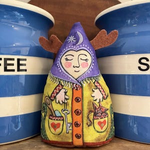 Puede incluir: Una taza de cerámica blanca con asa negra y el texto "But First, Coffee" en estilo manuscrito. La taza es probablemente de 310-425 ml y adecuada para bebidas calientes. Ideal para café o té.