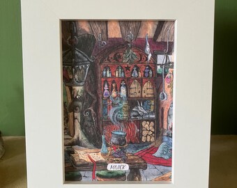 以下が含まれることがあります： 額装された水彩画で、気まぐれな魔女のキッチンシーンを描いています。 このアートワークは、沸騰する大釜、ポーションの棚、テーブルの「MAJICK」という言葉が特徴です。 このプリントは白いフレームに入っています。