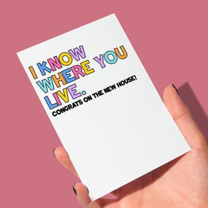 Nouvelle carte drôle pour la maison | Je sais où vous habitez - Félicitations pour cette nouvelle maison ! | Cadeau de déménagement | Pendaison de crémaillère | Typographie colorée | Vierge 5 x 7
