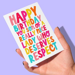 Cartão de aniversário engraçado | Feliz aniversário, filho de uma senhora muito legal | Cartão 5x7 | Cartão de aniversário colorido | Cartão para filho | Cores do arco-íris