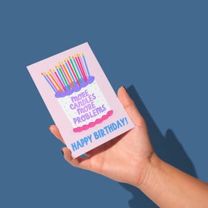 Más velas, más problemas / Tarjeta de cumpleaños divertida para amigos y familiares / Tarjeta de felicitación colorida / Feliz cumpleaños / Tarjeta con ilustración linda