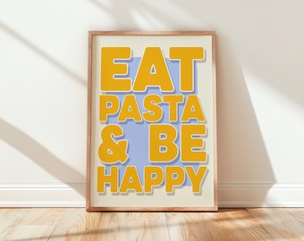 Peut inclure: Une affiche encadrée avec le texte "Eat Pasta & Be Happy" en lettres jaunes sur un fond bleu clair. Le cadre est en bois brun.