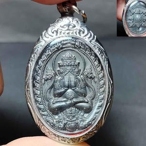タイのお守りペンダント、目を閉じたデザイン、ジャトゥカム・ラマテープ、プラ・ピッタ、ラーフ・キープ・ムーン、LPイム、守護、PD250505、アンティークのお守り、送料無料