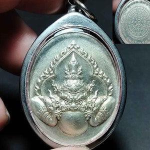 タイのお守りペンダント、巨大、ラーフ・オム・ジュン・ムーン、お守り、守護、幸運、金運、成功、PD240617、アンティークのお守り、送料無料
