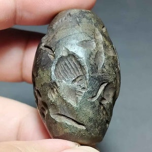 Sammlerstück, alter schwarzer Stein, Intaglio, Tier, Mensch, Pegasus, Rolling Bead, Stempelrobbe, Tube Bead, BC240505, kostenloser Versand