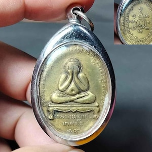 Tajski Amulet Wisiorek, Zamknięte Oczy, Luang Phor Kaew Kesaro, Talizman Yantra, Szczęście, Fortuna, Powodzenia, PD241225, Amulet Antyczny, Darmowa Wysyłka
