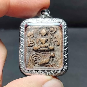 タイのお守りペンダント、美しい、ユニーク、ルアンポー、LPパーン、鶏に乗る、守護、慈悲、偉大、幸運、成功、PD250320、送料無料