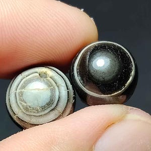 収集用ビーズ、2個。小、アジアビーズ、丸型ビーズ、瑪瑙ビーズ、お守りタリスマン、Dziビーズ、BT241203、お守りアンティーク、送料無料