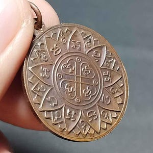 タイのお守りペンダント、四諦、ルアン・プー・ジャイ、蓮の花びら、丸いコイン、ダルマチャクラ、ヤントラ、守護、幸運、送料無料