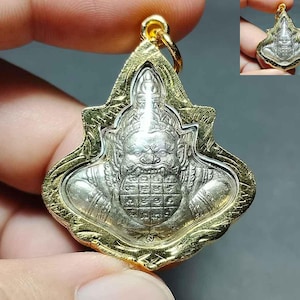 タイのお守りペンダント、巨大、ラーフ・オム・ジュン・ムーン、ルアン・ポー・ソートーン、守護、幸運、金運、成功、PD250501、アンティークのお守り、送料無料