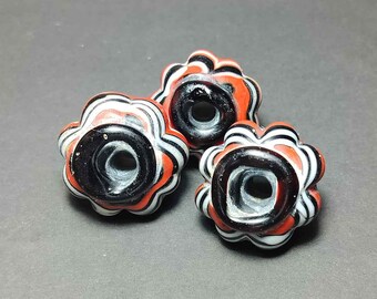 コレクターズアイテム、東南アジア産、ガラスビーズ3個、花型、カラー