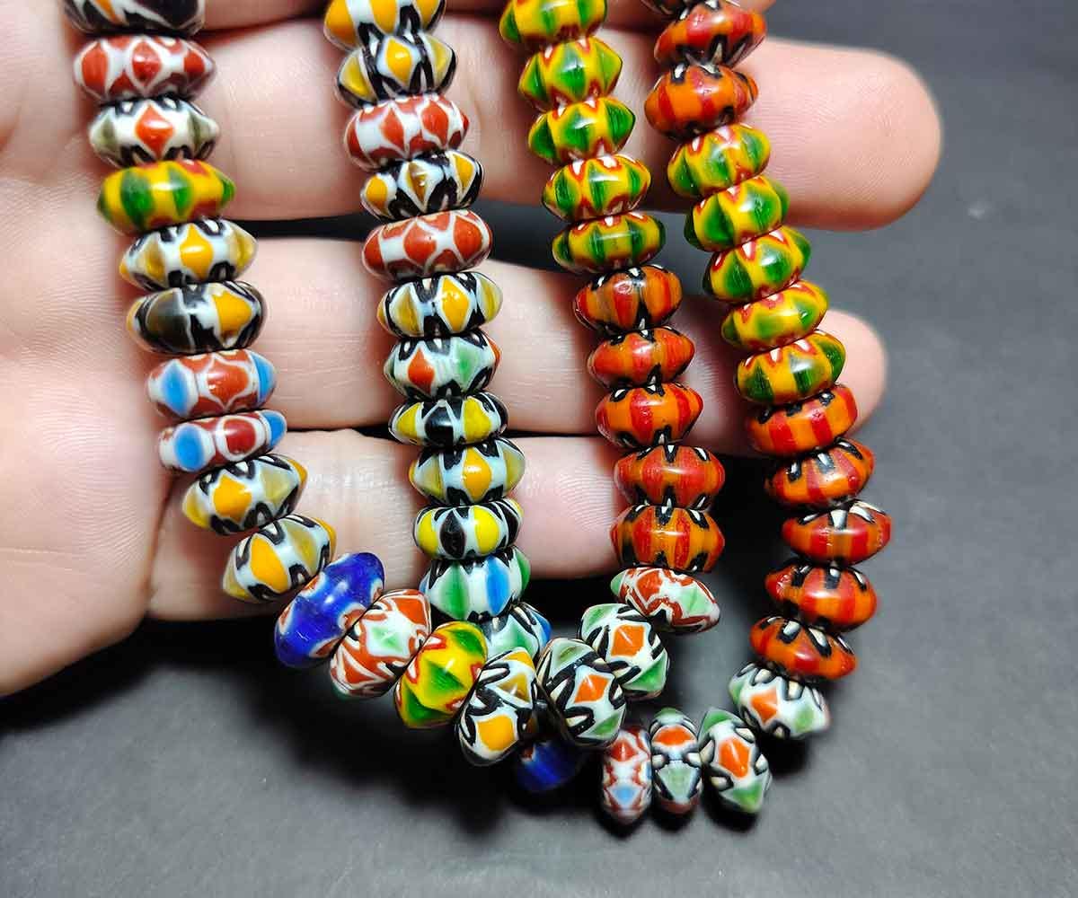 Collier Vintage Perles En Verre Chevron 6x9mm - Fait Main Népal - Multi-couleur - Occasion Parfait état