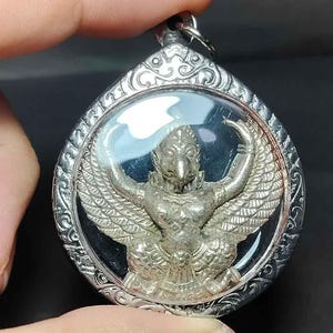 タイのお守りペンダント、ユニーク、美しい、ルアン・プー・ムン、ガルーダ像、白、仏陀の後ろ、守護、幸運、PD250602、送料無料