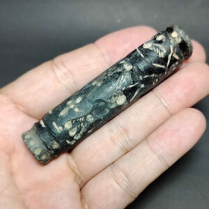 Große Tube Perle, alter schwarzer Stein, graviert, Pferd, Hirsch, Hirsch und Bison, Rolling Stamp Robbe, Tube Bead, BC240111, kostenloser Versand