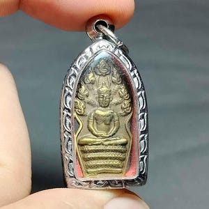 小さなタイのお守りペンダント、タイ美術、仏陀、プラ・ナーガ・プロック、プー・ティム、土曜日の仏陀、幸運、繁栄、PD250609、送料無料