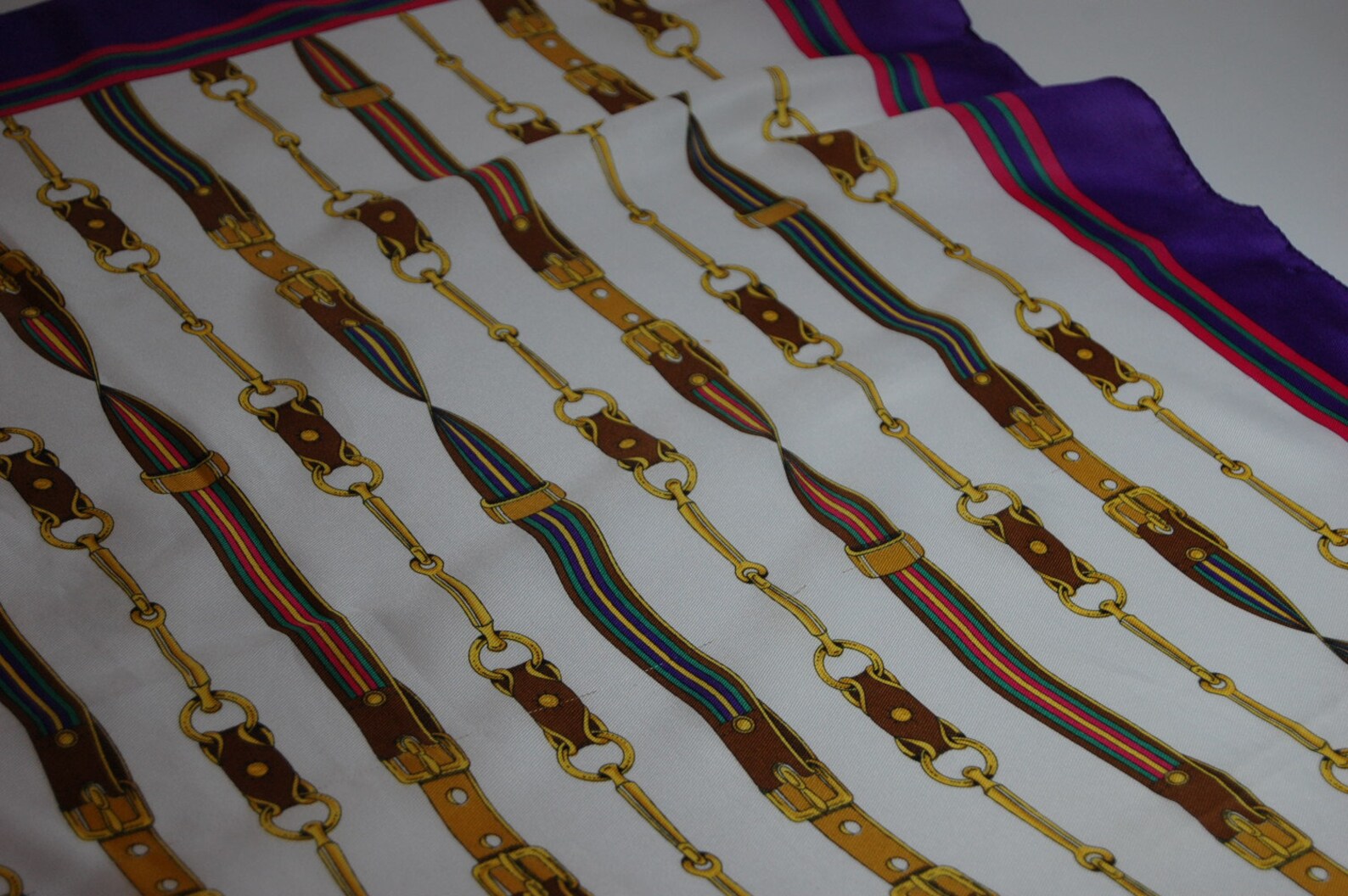 Foulard Carré Gil De Losne Paris - Motif équestre Avec Empreintes Animales - Polyester, Fabriqué En Italie