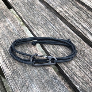 Carabiner bracelet with marine rope