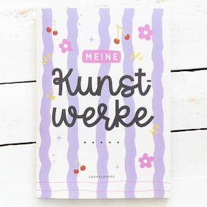 Könnte beinhalten: Ein Notizbuch mit weißem Hintergrund und wellenförmigen Lavendelstreifen. Das Cover zeigt die Worte "MEINE Kunstwerke" in einer verspielten Schriftart sowie Kirsch- und Blumenillustrationen. Das Notizbuch ist eine Sammelmappe.