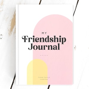 Könnte beinhalten: Ein weißes Notizbuch mit dem Titel "My Friendship Journal" und einem rosa-gelben geometrischen Design. Der Einband des Journals zeigt den Text "My Friendship Journal" in einer fetten Schriftart. Es ist für Freunde, Familie und Angehörige.