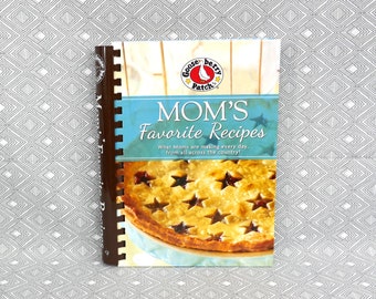 Mom's Favorite Recipes (2014) by Gooseberry Patch - Fresh Recipes - Cookbook Cook Book