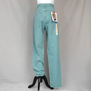 K&ouml;nnte beinhalten: Hellblau-t&uuml;rkisfarbene Jeanshose mit hoher Taille und geradem Bein. Die Hose hat ein klassisches F&uuml;nf-Taschen-Design und ein Etikett an der Ges&auml;&szlig;tasche. Die Hose wird auf einer Schaufensterpuppe pr&auml;sentiert.
