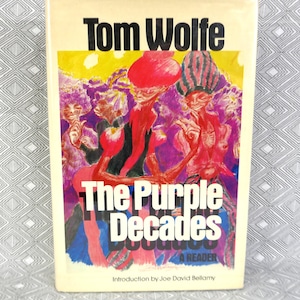 以下が含まれることがあります： トム・ウルフ著『The Purple Decades』のハードカバー本。表紙には、様式化された衣装を着た数人の人物の鮮やかな多色イラストが描かれています。テキストには著者名、タイトル、Introduction by Joe David Bellamyが含まれています。