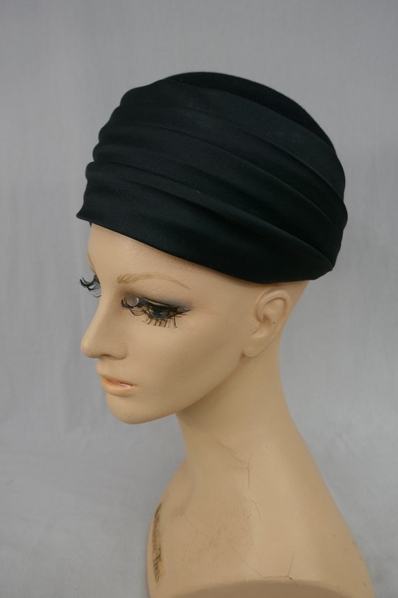 70s 80s Black Mr. John Hat - Wool Felt w/ Big Fab… - image 3