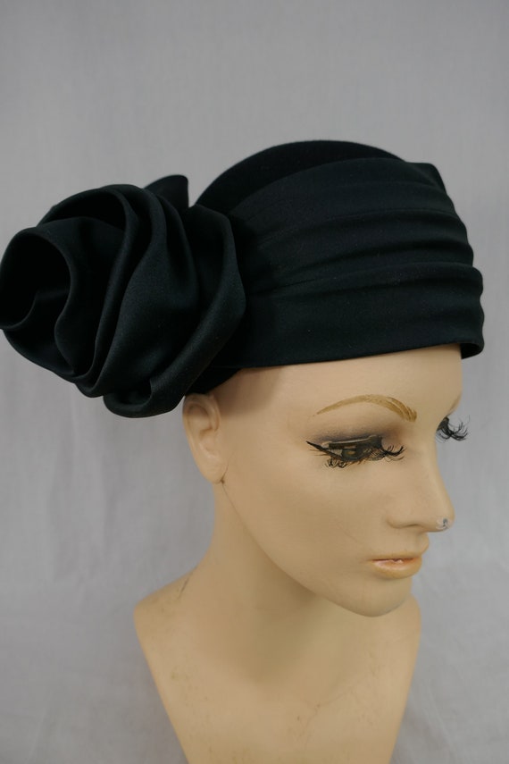 70s 80s Black Mr. John Hat - Wool Felt w/ Big Fab… - image 2