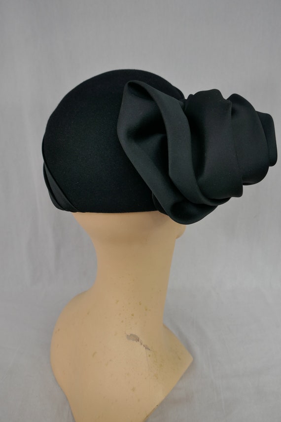 70s 80s Black Mr. John Hat - Wool Felt w/ Big Fab… - image 5