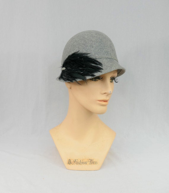 70s 80s Gray Wool Felt Cloche Hat with Black Feath