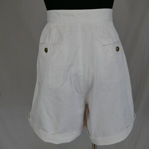 90s White Nautical Shorts 27 waist Sailor Style, Anchor Buttons, High Rise, Cuffed Cotton Idioms Vintage 1990s S Bild 4