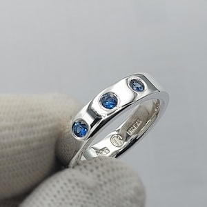 Ceylonblå safirring i sterlingsilver, design med tre stenar