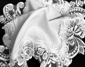 Pañuelo de boda blanco con perlas bordadas a mano. Pañuelo blanco para regalo de bodas. Pañuelo de herencia familiar.