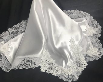Pañuelo de oración para la iglesia, de satén blanco y encaje, con perlas bordadas a mano.