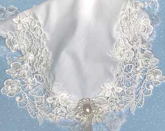 Pañuelo de novia blanco con aplicaciones de perlas cosidas a mano. Pañuelos para la novia.