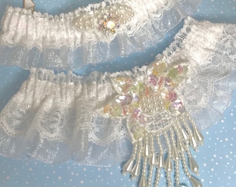 Liga de novia blanca iridiscente con perlas. Liga de novia iridiscente / Ligas de boda.