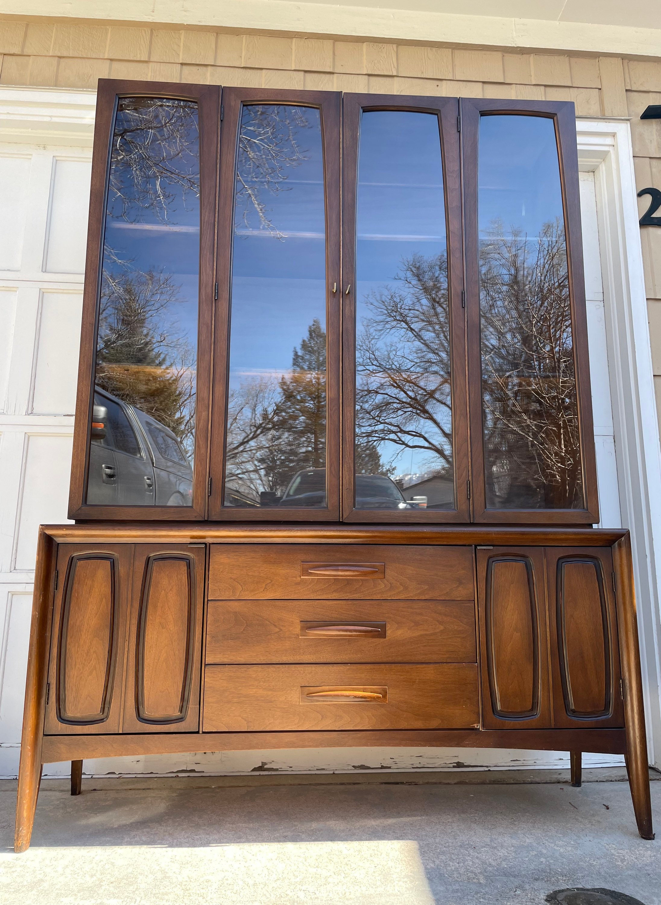 Broyhill emphasis china cabinet Clearance