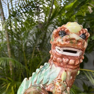 Ceramiczna figurka Foo Dog z antycznego jadeitu: azjatycka rzeźba lwa stróżującego