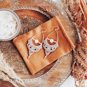 Macrame earrings with moonstone 'TANTRA' Bohemian Bridal Jewelry Healing Stone Beach Wedding Beige White Ecru Nude Christmas Gift imagen 1