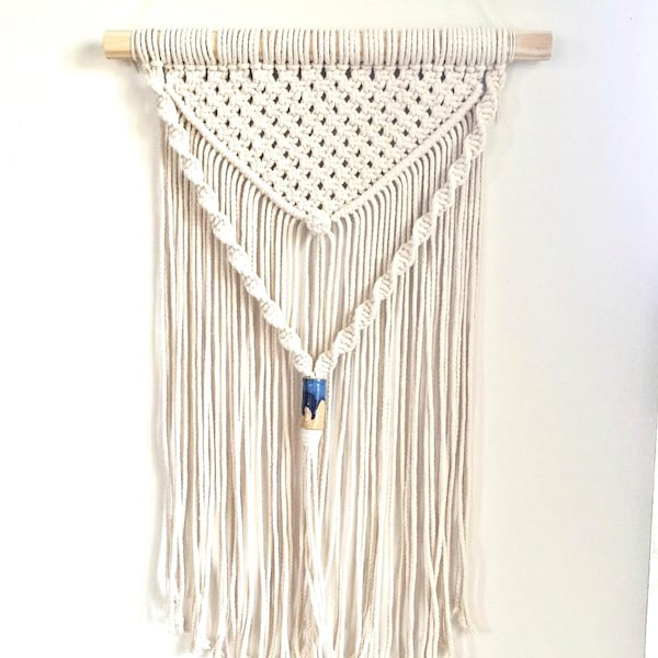 Makrama ścienna z ręcznie wykonanymi ceramicznymi koralikami w kolorze granatowym i turkusowym