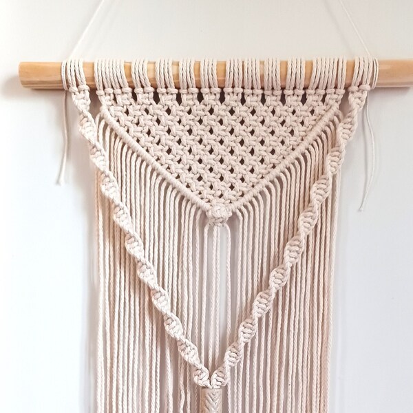 Beżowa makrama ścienna z ręcznie robionymi ceramicznymi koralikami