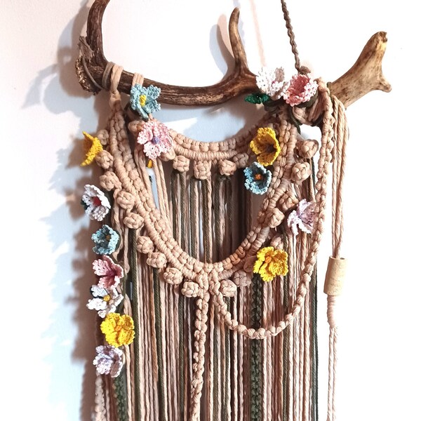 Romantyczna makrama ścienna z poroża jelenia 3D w kolorze kolorowym z kwiatowym wzorem